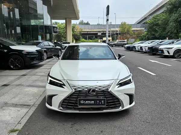 Lexus ES 2025