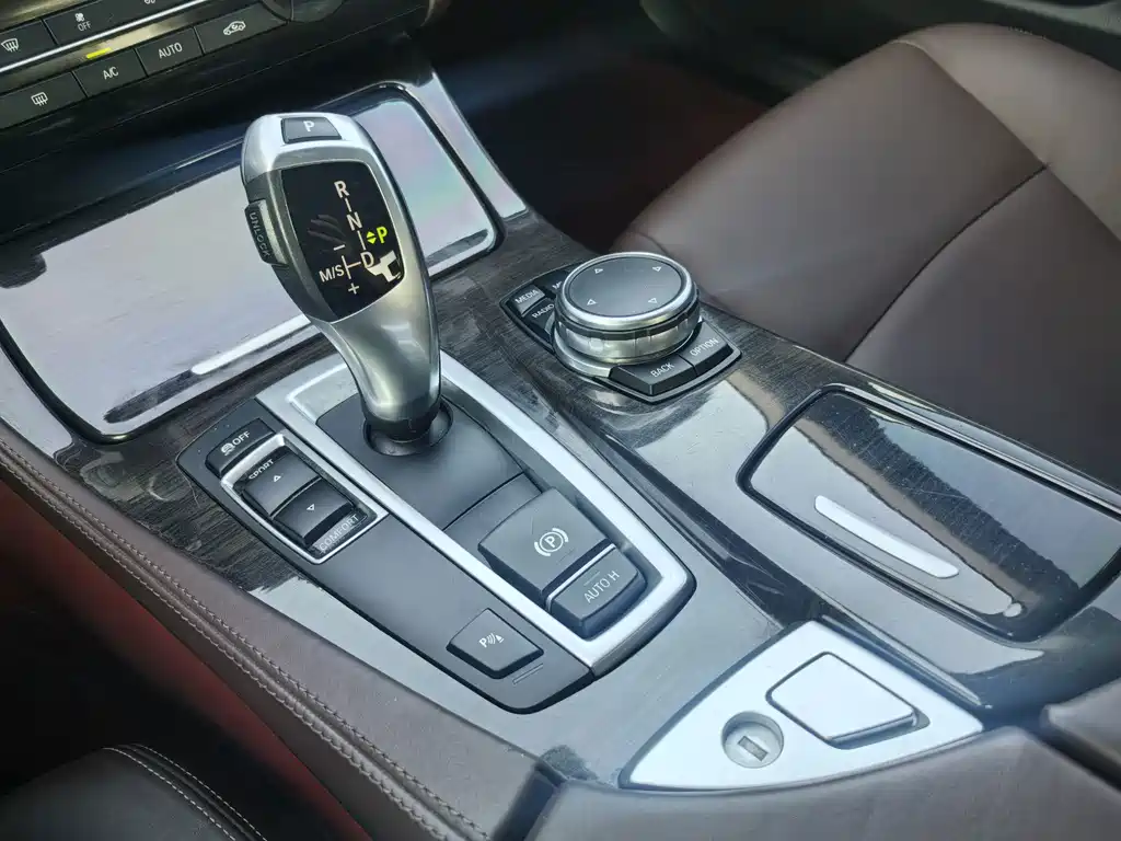 BMW 5 Series 2015 — фото 9