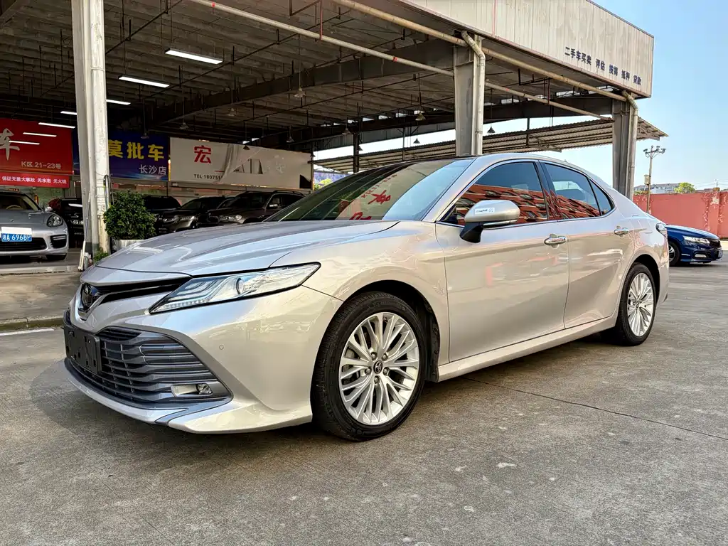 Toyota Camry 2019 — фото 1