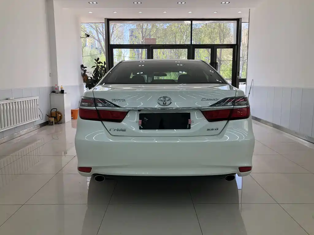 Toyota Camry 2015 — фото 25