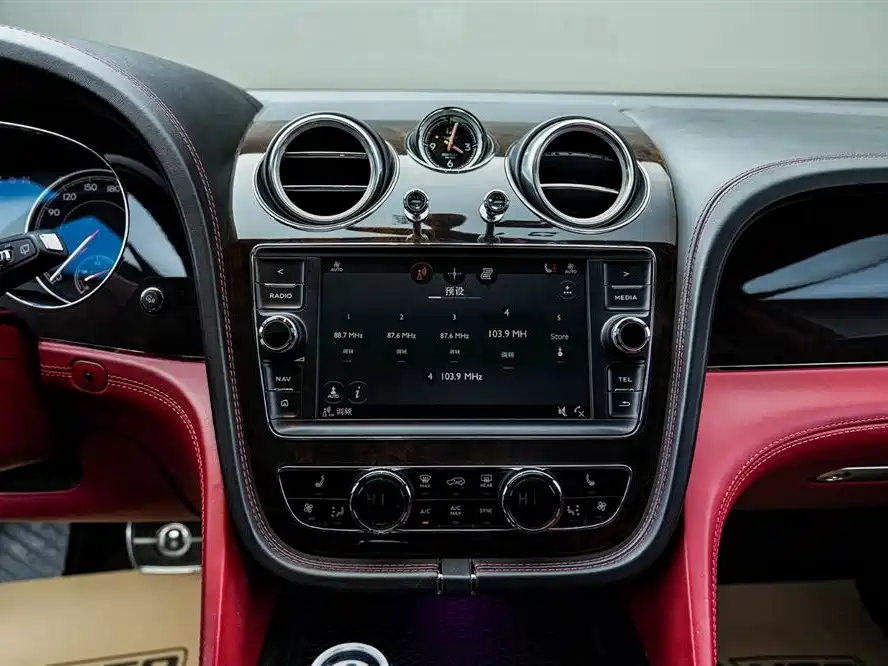 Bentley Bentayga 2019 — фото 11