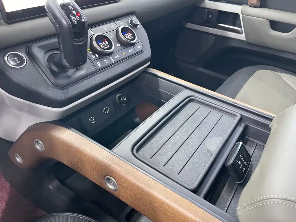 Land Rover Defender 2021 — фото 16