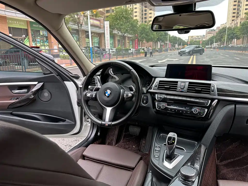 BMW 3 Series 2018 — фото 19