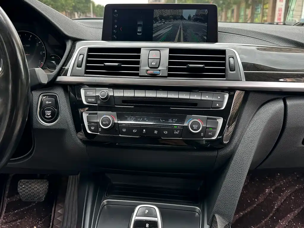 BMW 3 Series 2018 — фото 20