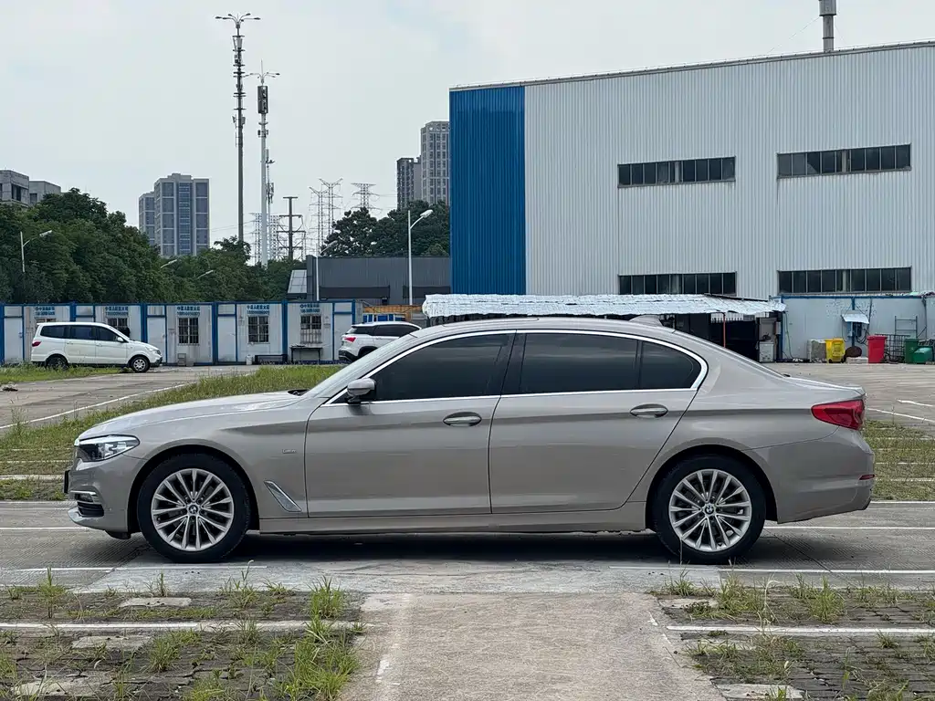 BMW 5 Series 2018 — фото 11