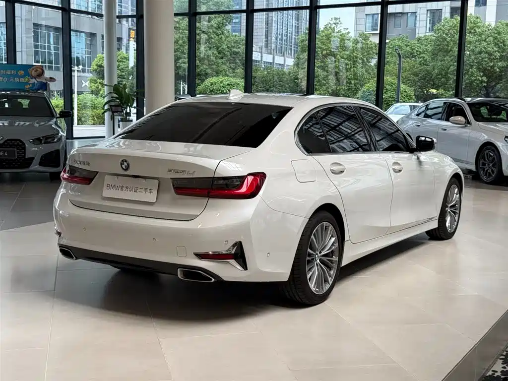 BMW 3 Series 2019 — фото 10