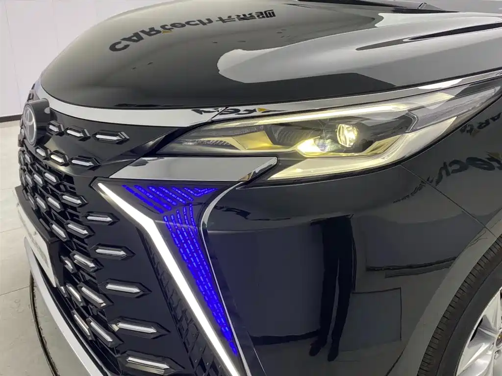 Toyota Granvia — фото 10