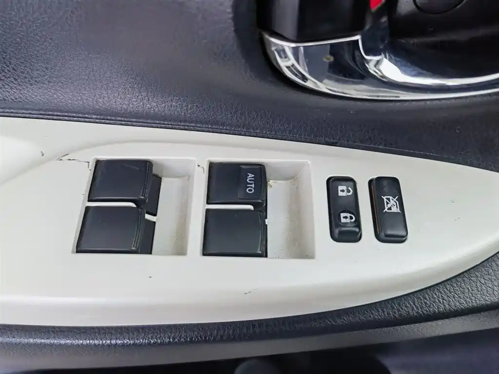 Toyota Yaris L 2015 — фото 9