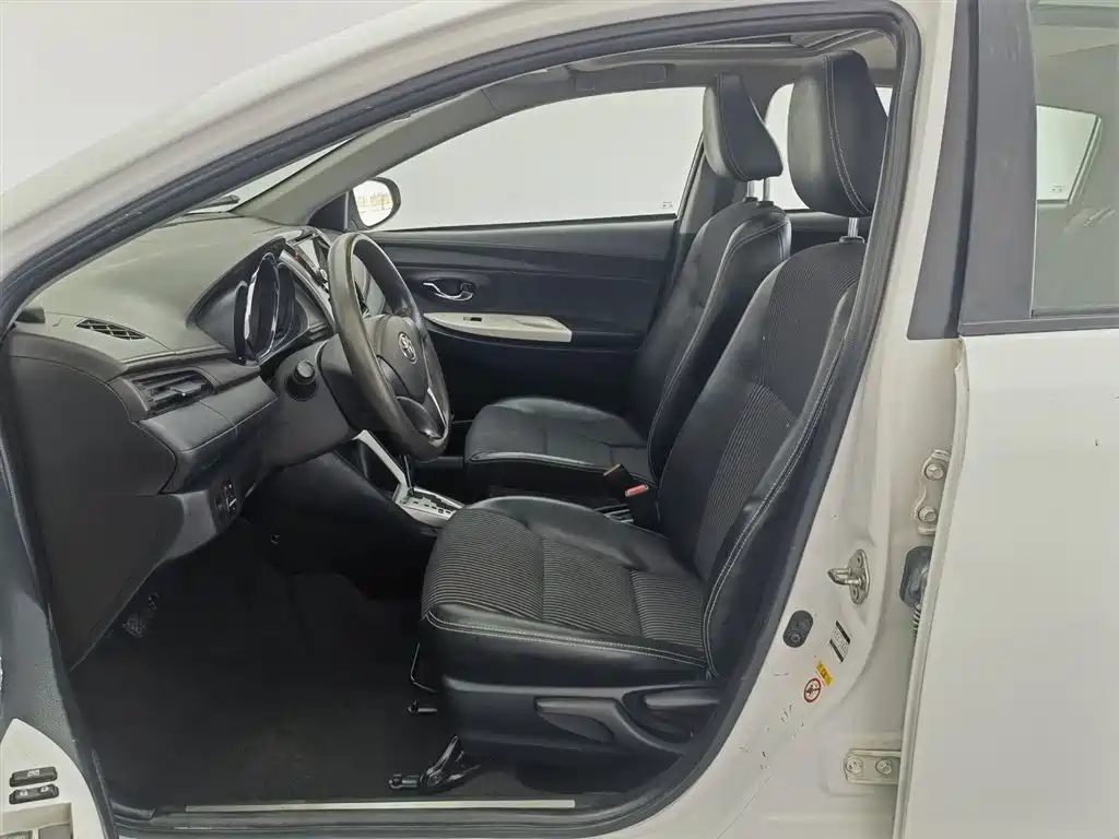 Toyota Yaris L 2015 — фото 10