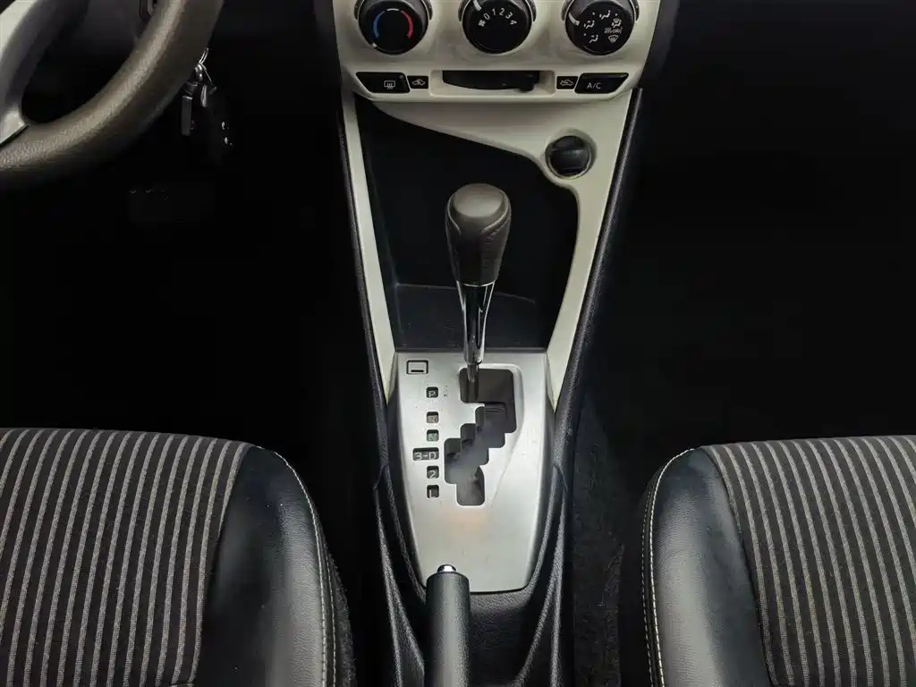 Toyota Yaris L 2015 — фото 13