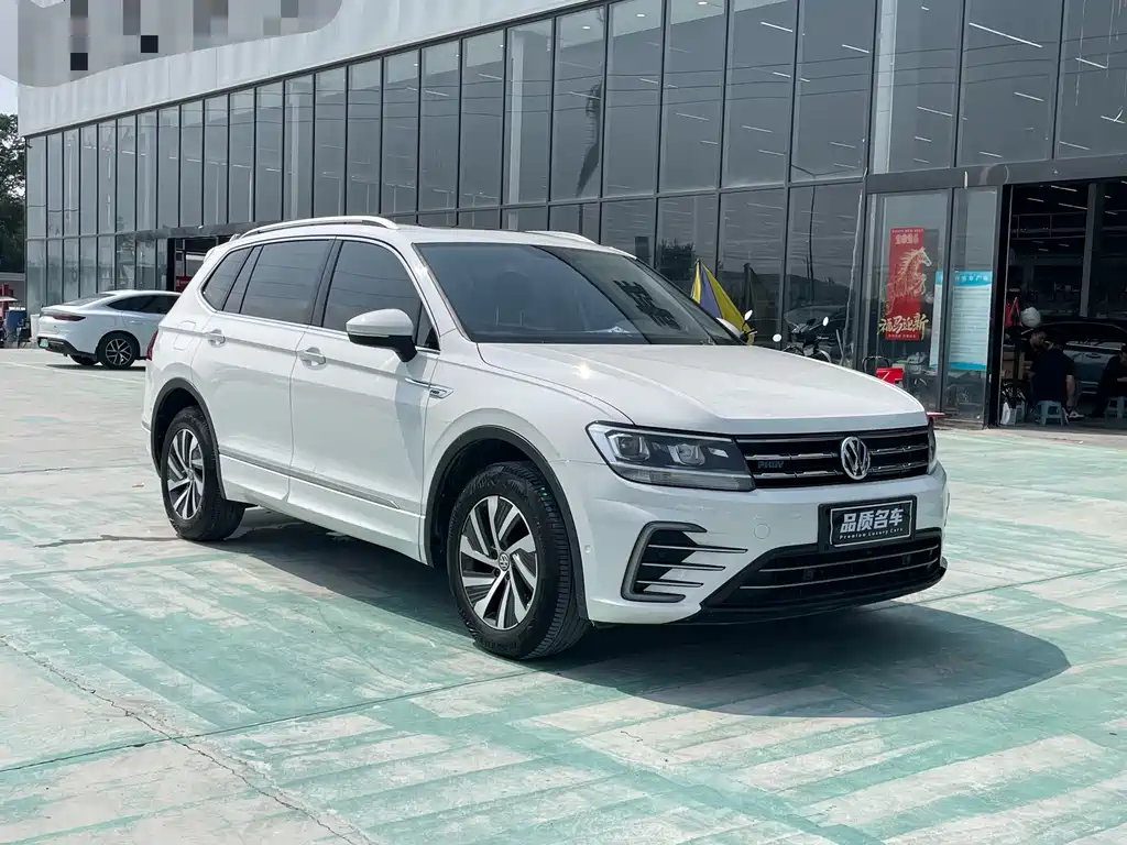 Volkswagen Tiguan L Plug-In Hybrid 2021 — фото 3