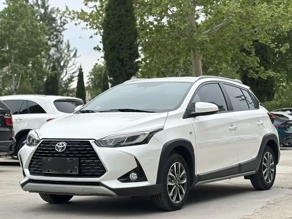 Toyota Yaris L 2022 — фото 1