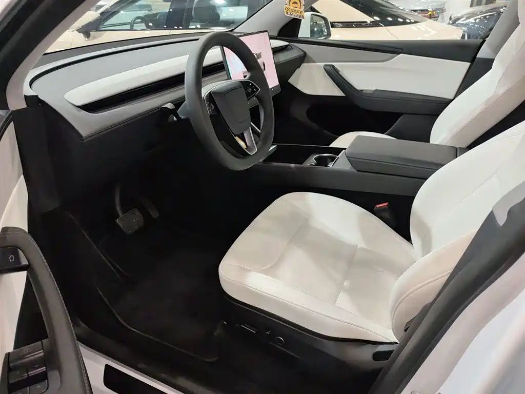 Tesla Model Y 2025 — фото 11