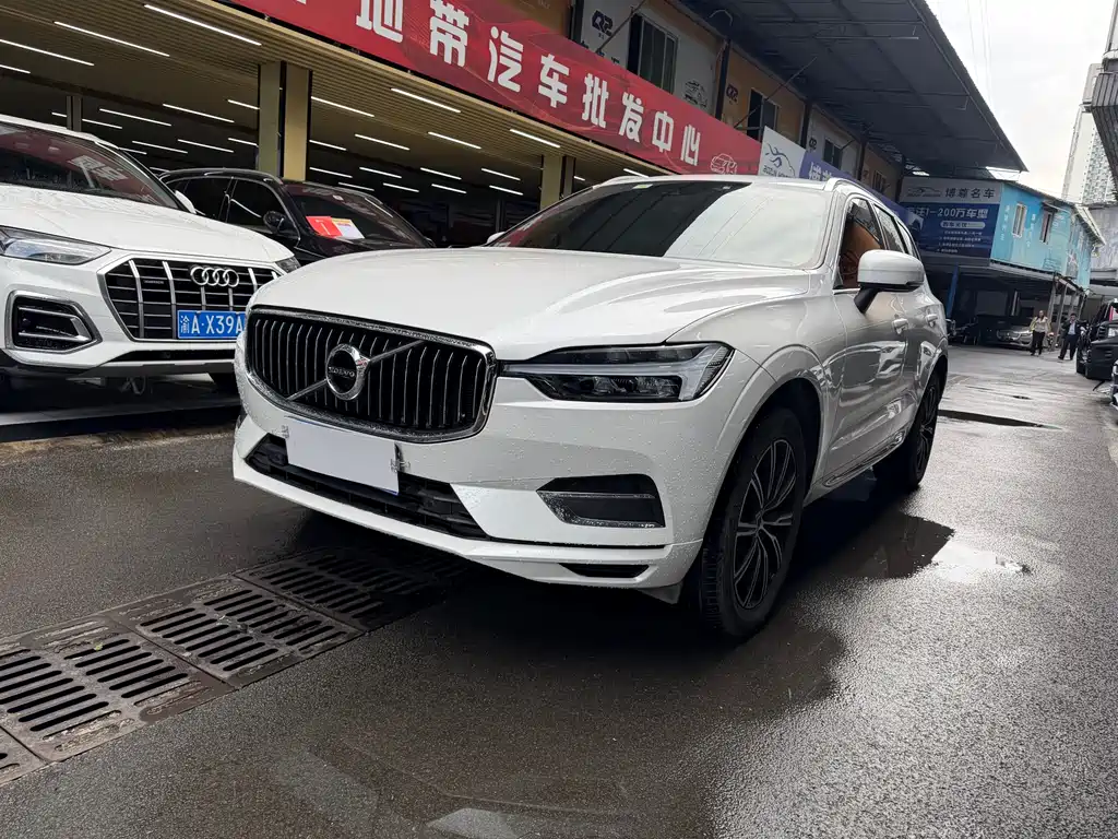 Volvo XC60 2021 — фото 1
