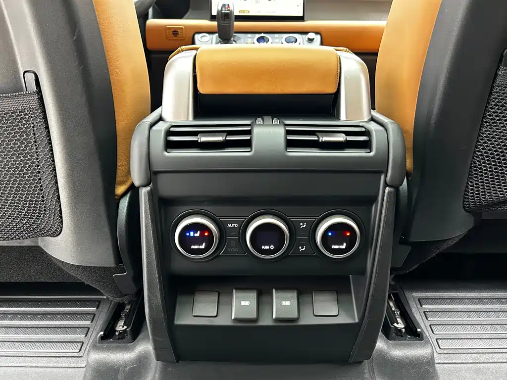 Land Rover Defender 2024 — фото 15