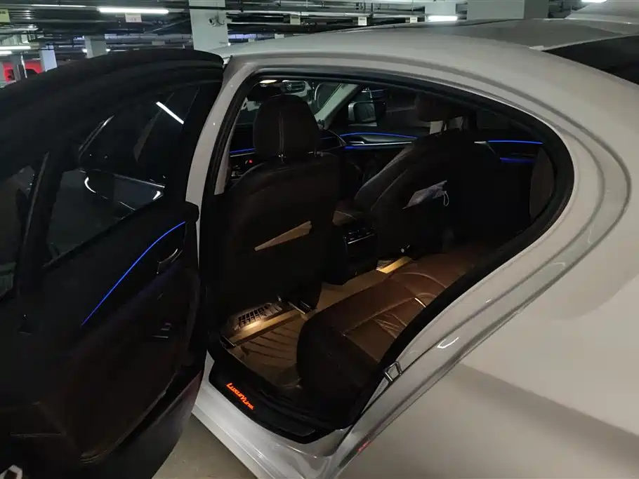 BMW 5 Series 2018 — фото 11