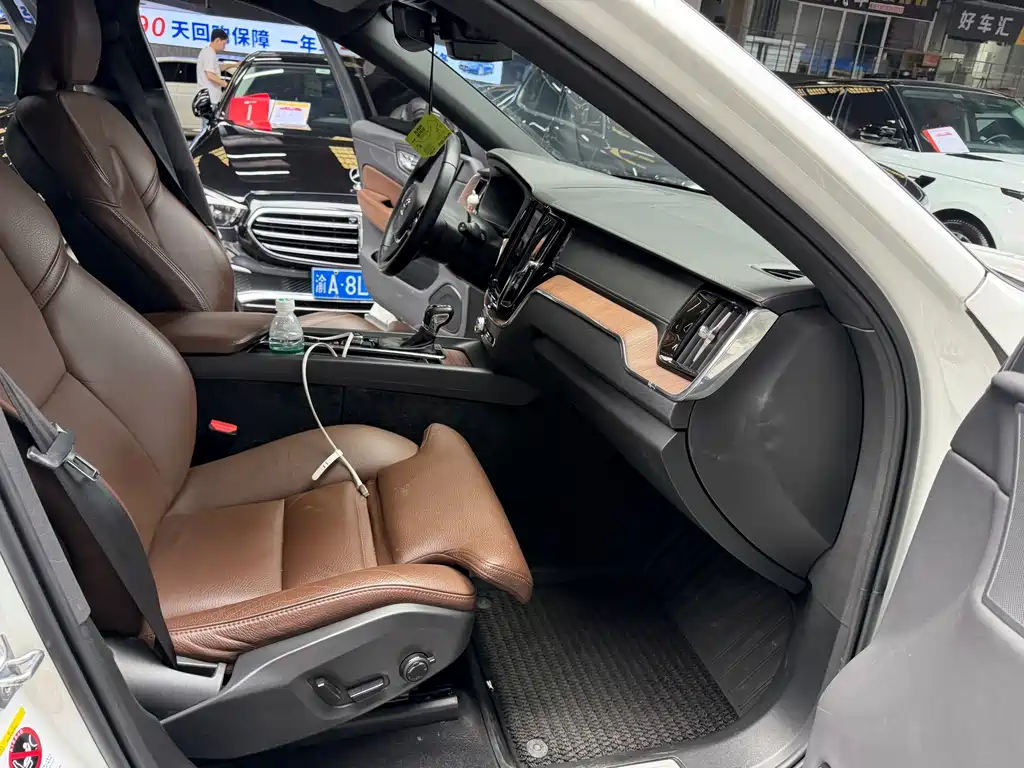 Volvo XC60 2021 — фото 16