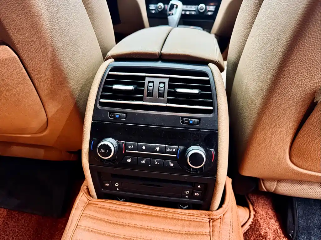 BMW 7 Series 2010 — фото 19