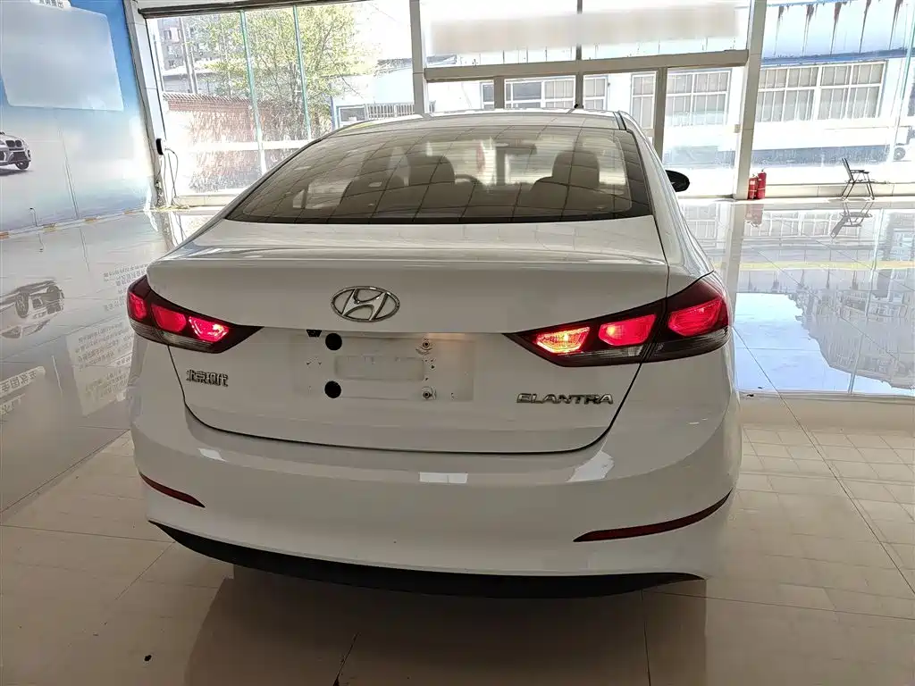 Hyundai Elantra 2018 — фото 6