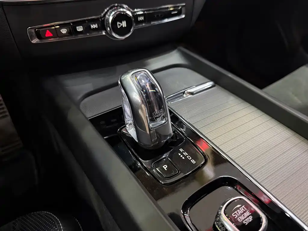 Volvo XC60 Plug-In Hybrid 2019 — фото 10