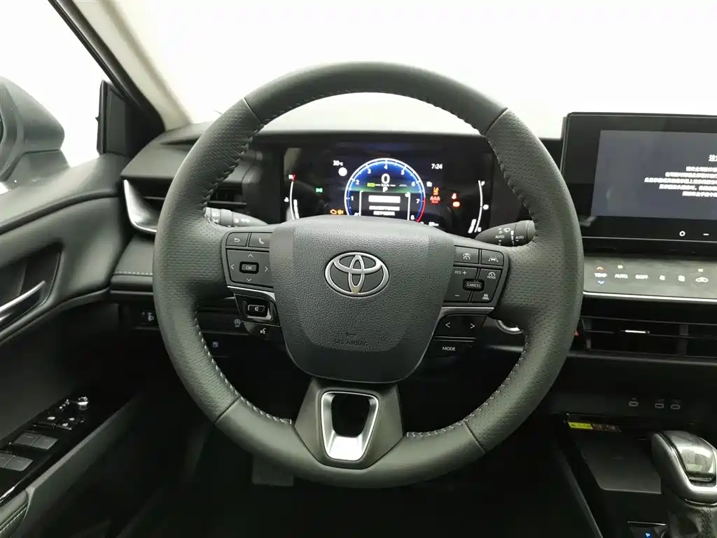 Toyota Camry 2025 — фото 11