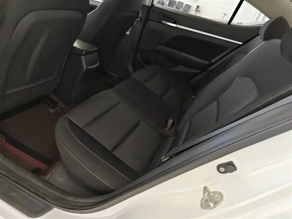 Hyundai Elantra 2018 — фото 17