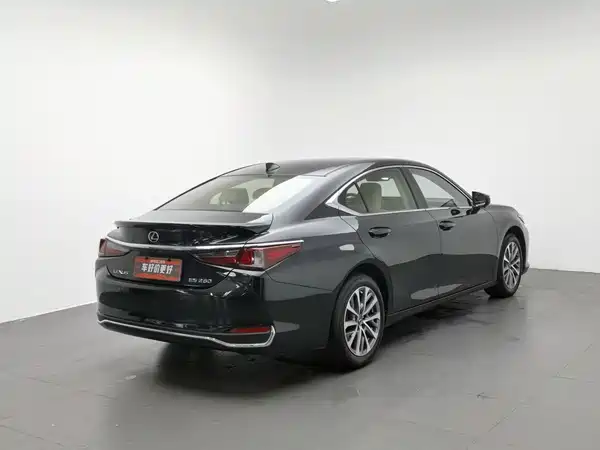 Lexus ES 2022