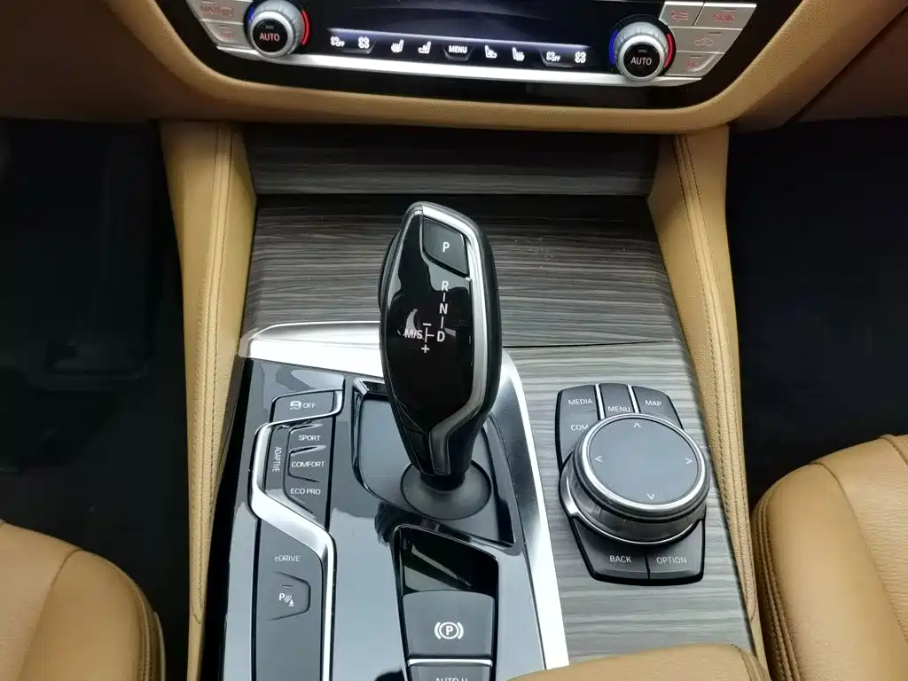 BMW 5 Series New Energy 2018 — фото 13
