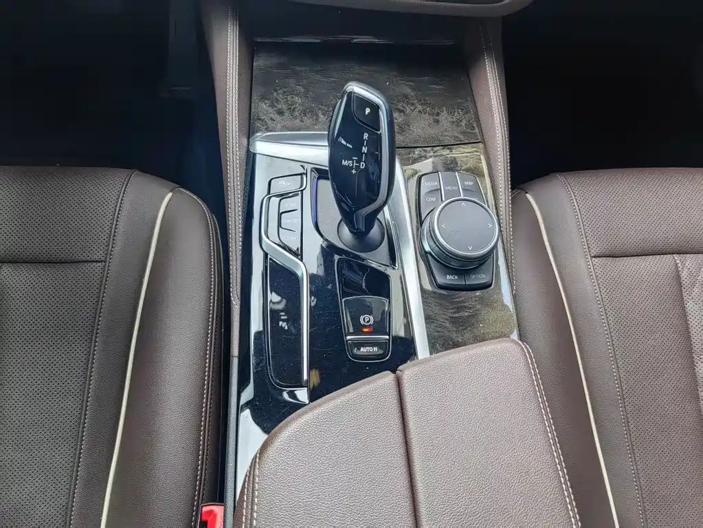 BMW 5 Series 2022 — фото 10
