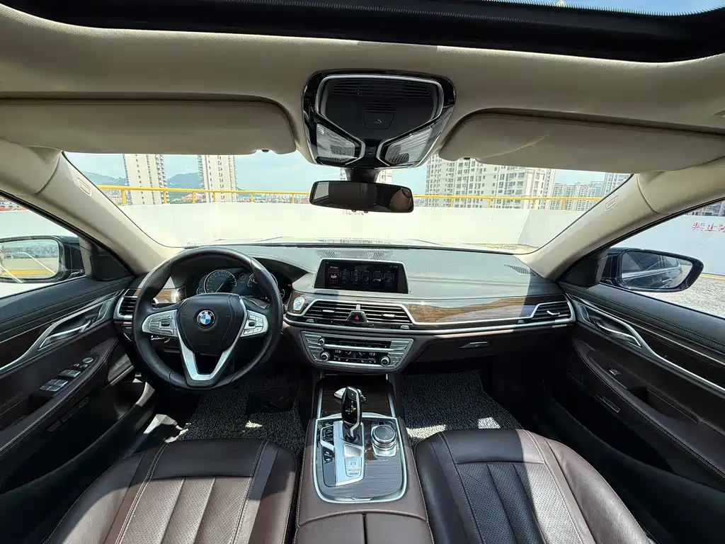 BMW 7 Series 2017 — фото 28