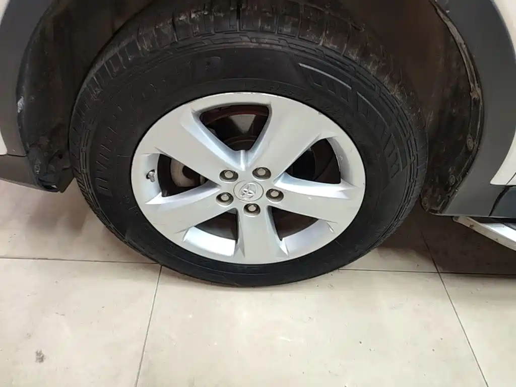 Toyota RAV4 2015 — фото 23