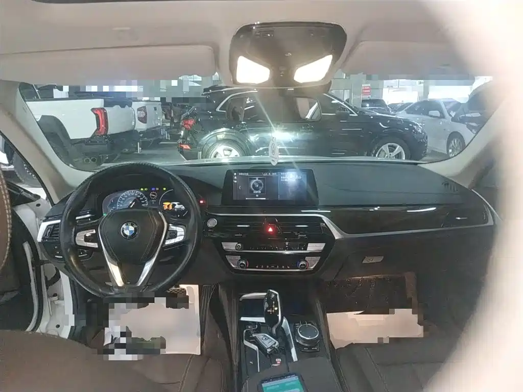 BMW 5 Series 2019 — фото 10