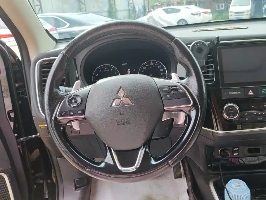 Mitsubishi Outlander 2018 — фото 15