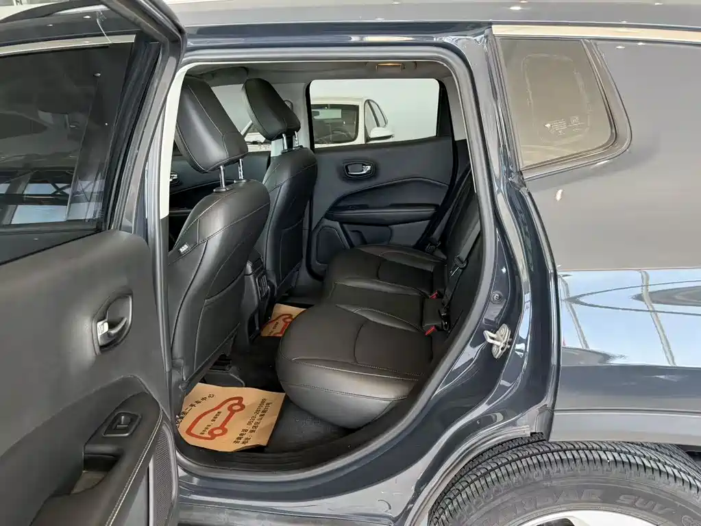 Jeep Compass 2018 — фото 10