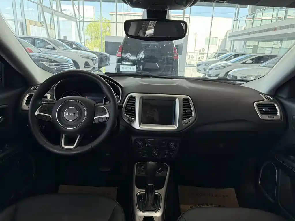 Jeep Compass 2018 — фото 11