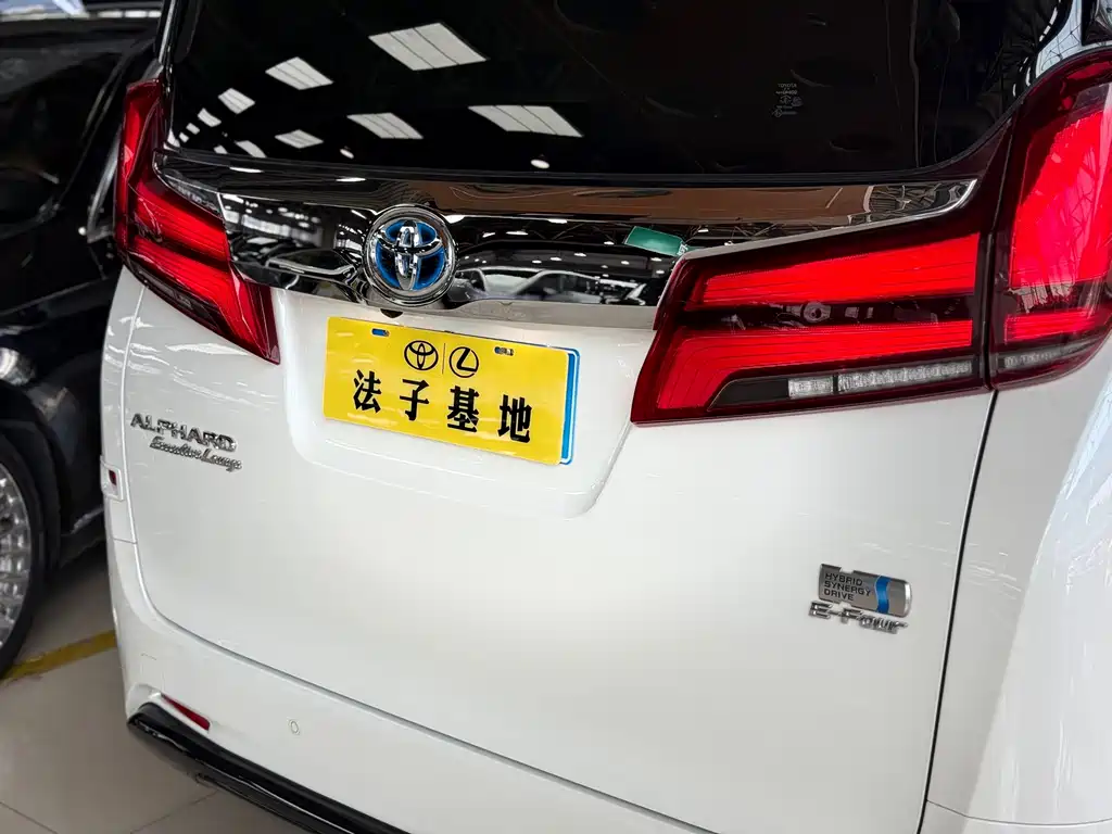 Toyota Alphard 2020 — фото 23