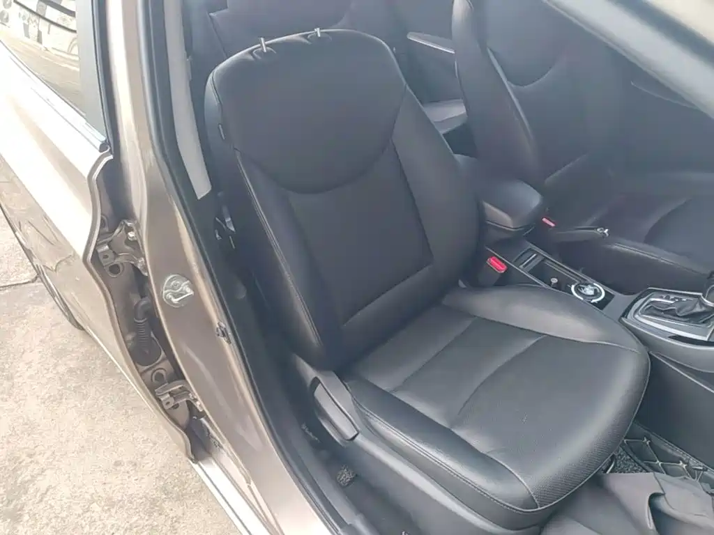 Hyundai Elantra 2015 — фото 25