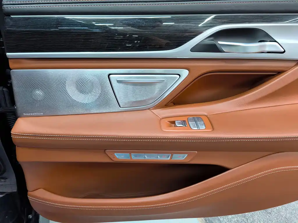 BMW 7 Series 2018 — фото 28