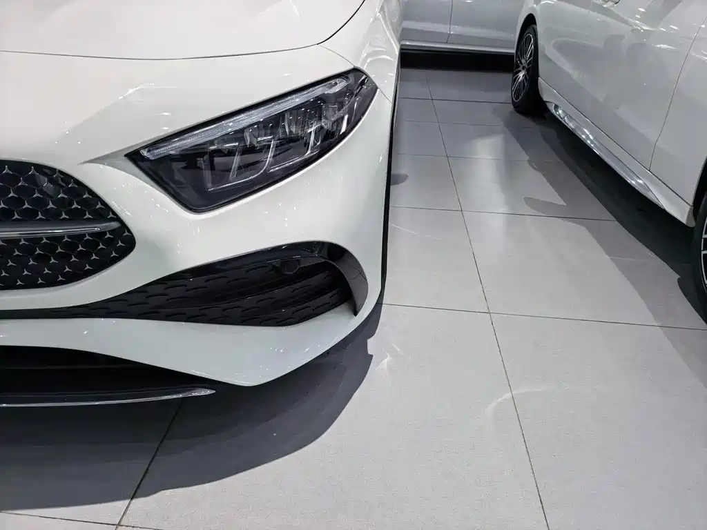 Mercedes-Benz A-Class 2024 — фото 3