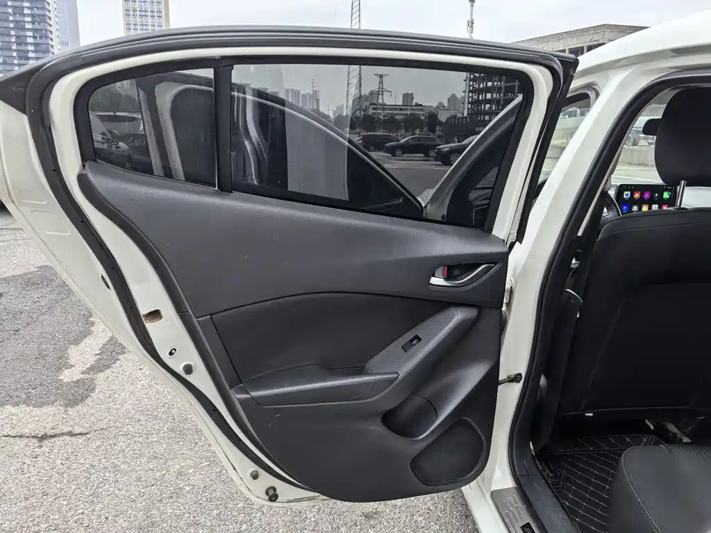 Mazda 3 Axela 2017 — фото 15
