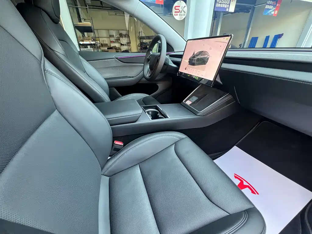 Tesla Model Y 2025 — фото 10