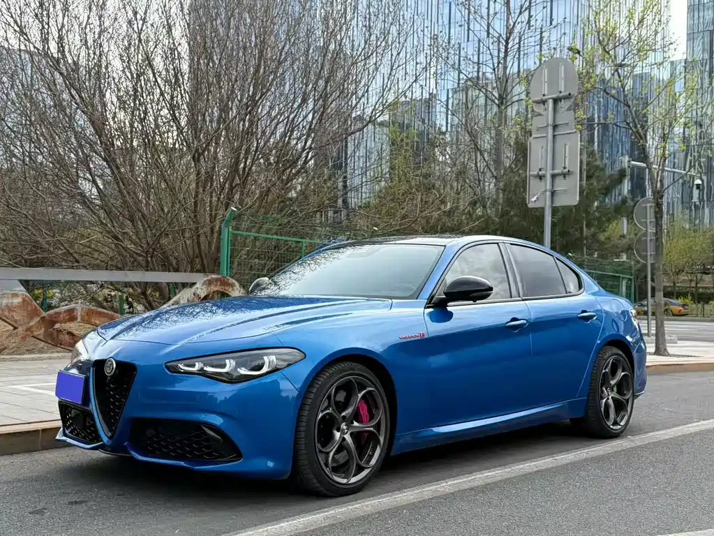 Alfa Romeo Giulia 2025 — фото 1