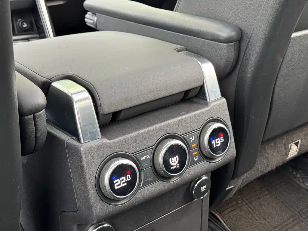 Land Rover Discovery 2020 — фото 18