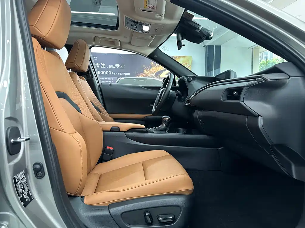 Lexus UX 2020 — фото 14