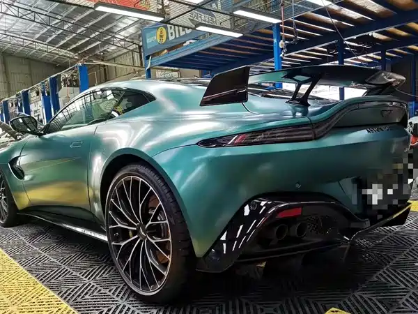 Aston Martin V8 Vantage 2022