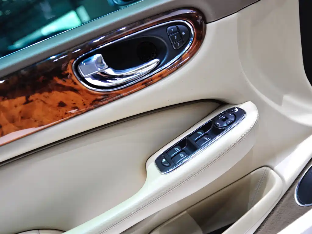Jaguar XJ 2008 — фото 16
