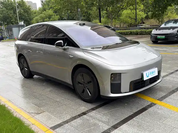Li Auto i8 2025