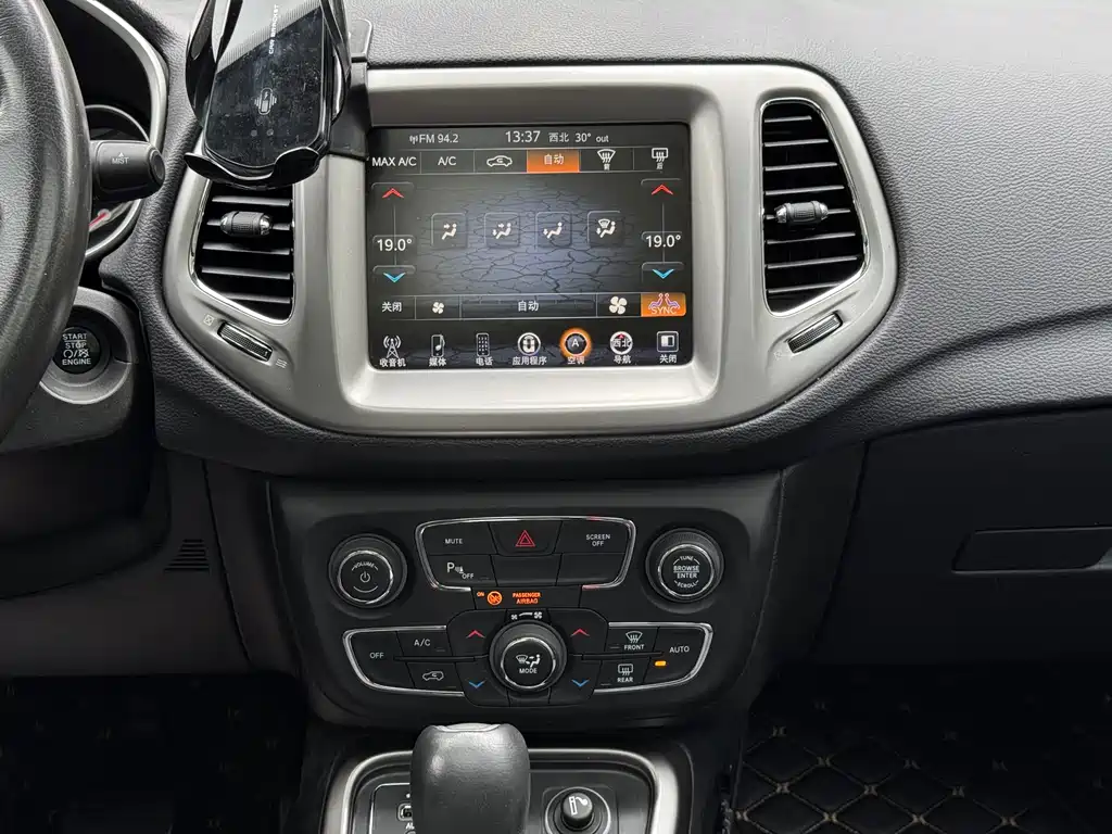 Jeep Compass 2017 — фото 15