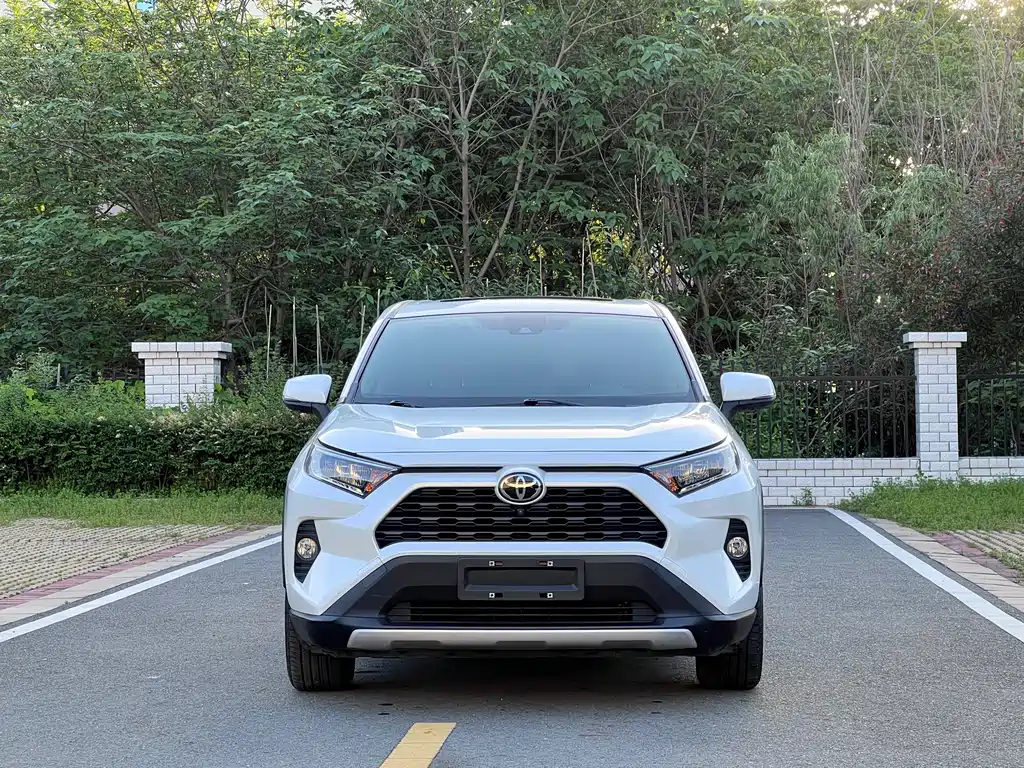 Toyota RAV4 2021 — фото 2