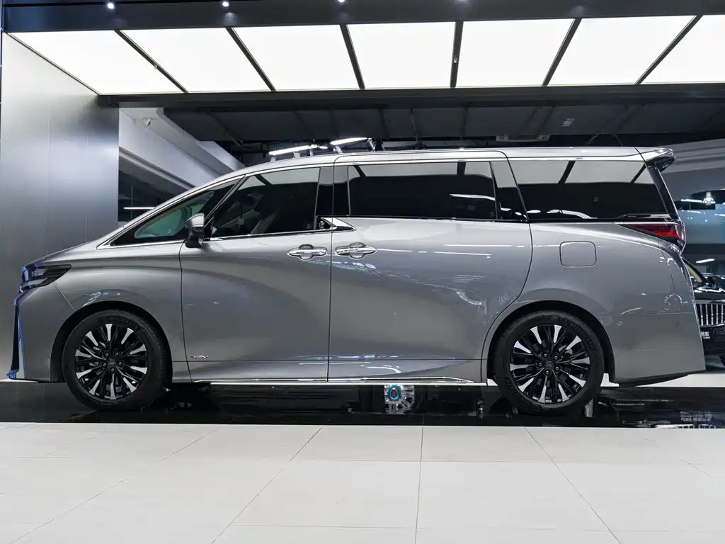 Toyota Vellfire 2024 — фото 13